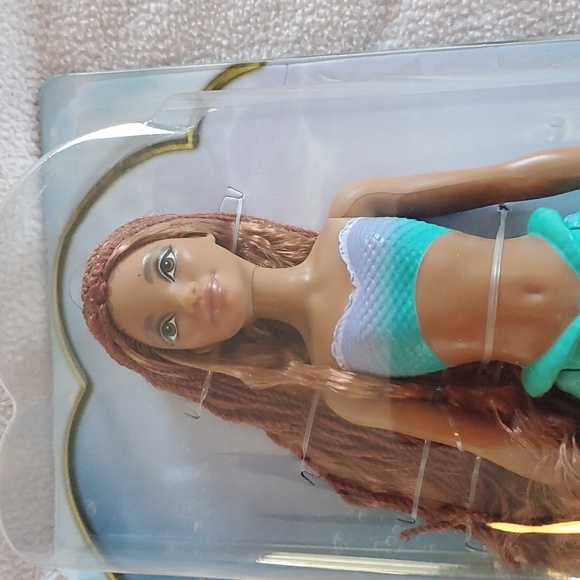 Disney The Little Mermaid Ariel Fashion Doll with Signature Outfit Halle Bailey - Picture 2 of 6